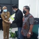 Ketua PT Pontianak Serahkan Bantuan untuk Warga Korban Banjir di Sintang