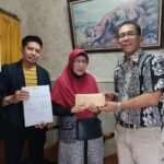 Turut Berduka Cita, Peradi Berikan Santunan Tali Kasih ke Anggota di Karawang