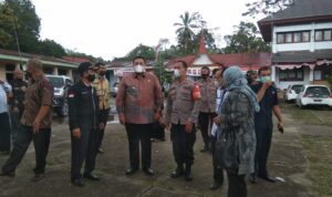 Wakil Bupati (Wabup) Tanah Datar Richi Aprian melakukan pantauan ke TPS 8 Nagari Sungayang.