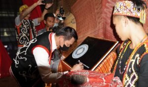 Bupati Kapuas Hulu Luncurkan Buku Adat Istiadat Tamambalo Apalin