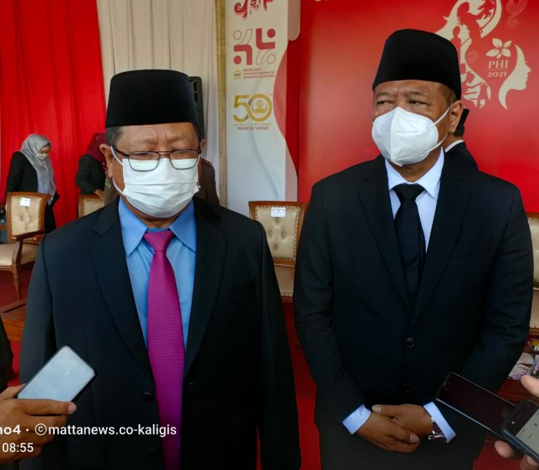 Bupati Tulungagung Drs. Maryoto Birowo, M.M., didampingi Wakil Bupati H.Gatut Sunu Wibowo, S.E., usai upacara Hari Ibu ke-93 di halaman Pemkab setempat, Rabu (22/12) Foto: Ferry Kaligis/mattanews.co