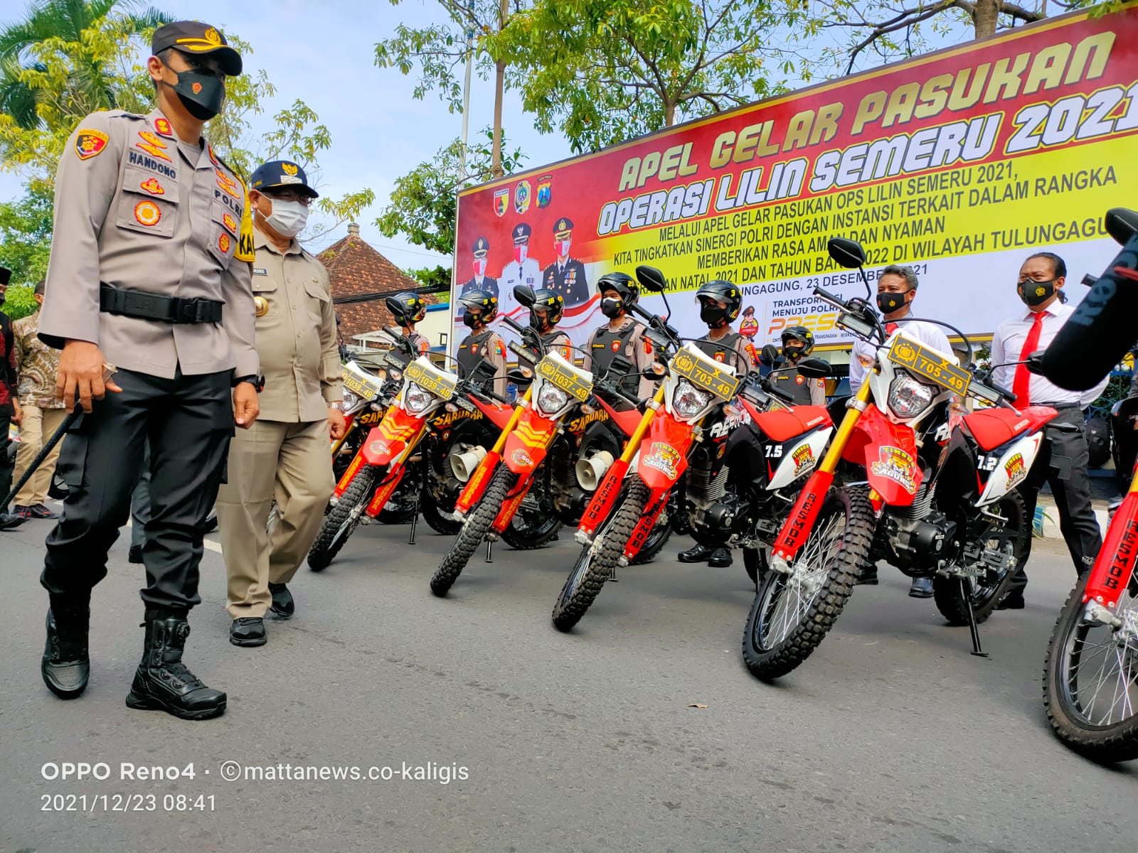 Bupati Tulungagung Drs. Maryoto Birowo, M.M., didampingi Kapolres Tulungagung AKBP Handono Subiakto, S.I.K., S.H., M.H., saat melakukan pengecekan sarana dan prasarana Gelar pasukan Operasi Lilin 2021, Kamis (23/12) Foto: Ferry Kaligis/mattanews.co