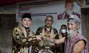 Wabup Kapuas Hulu Serahkan Penghargaan Dusun Sungai Utik