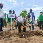 Reboisasi di Simpang Pantai Brumbun, Bupati Maryoto: Wujudkan Tulungagung Pro Iklim