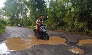 Belasan Tahun, Jalan Tanjung Rambang RKT Penghubung Kota dan Kabupaten Rusak, Warga Minta Perbaikan
