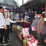 Diguyur Hujan Lebat, Presiden Jokowi Tetap Serahkan Bantuan Tunai bagi Pedagang di Pasar Kertek Wonosobo