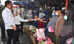Diguyur Hujan Lebat, Presiden Jokowi Tetap Serahkan Bantuan Tunai bagi Pedagang di Pasar Kertek Wonosobo