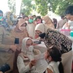 Anak-anak di Karawang Jalani Vaksinasi Dosis Pertama