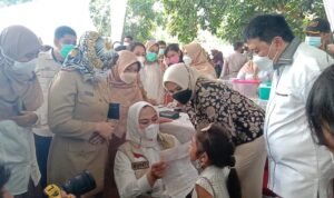 Anak-anak di Karawang Jalani Vaksinasi Dosis Pertama