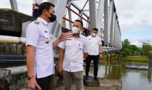 Jembatan Kapuas Retak, Bupati Kapuas Hulu Langsung Cek ke Lokasi