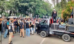 Aliansi Kian Santang Demo Pengadilan Negeri Purwakarta