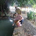 Melirik Selokan Jadi Kolam Taman Edagi, PT. Winro Lepas 100 Ikan Mas