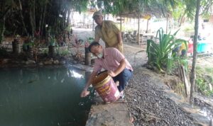 Melirik Selokan Jadi Kolam Taman Edagi, PT. Winro Lepas 100 Ikan Mas