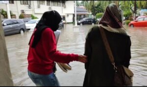 Usai Hadiri Sidang, Vita Terjebak Banjir