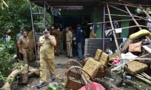 Bupati Tulungagung Kunjungi Bencana Angin Puting Beliung di Desa Sukorejo Karangrejo