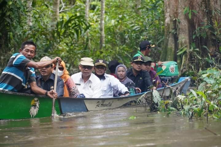 Naik Perahu, Wabup Kapuas Hulu Resmikan SHS