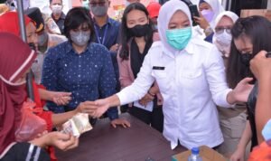 Fitri Jual Minyak Goreng Lebih Murah 14 ribu per 2 Liter