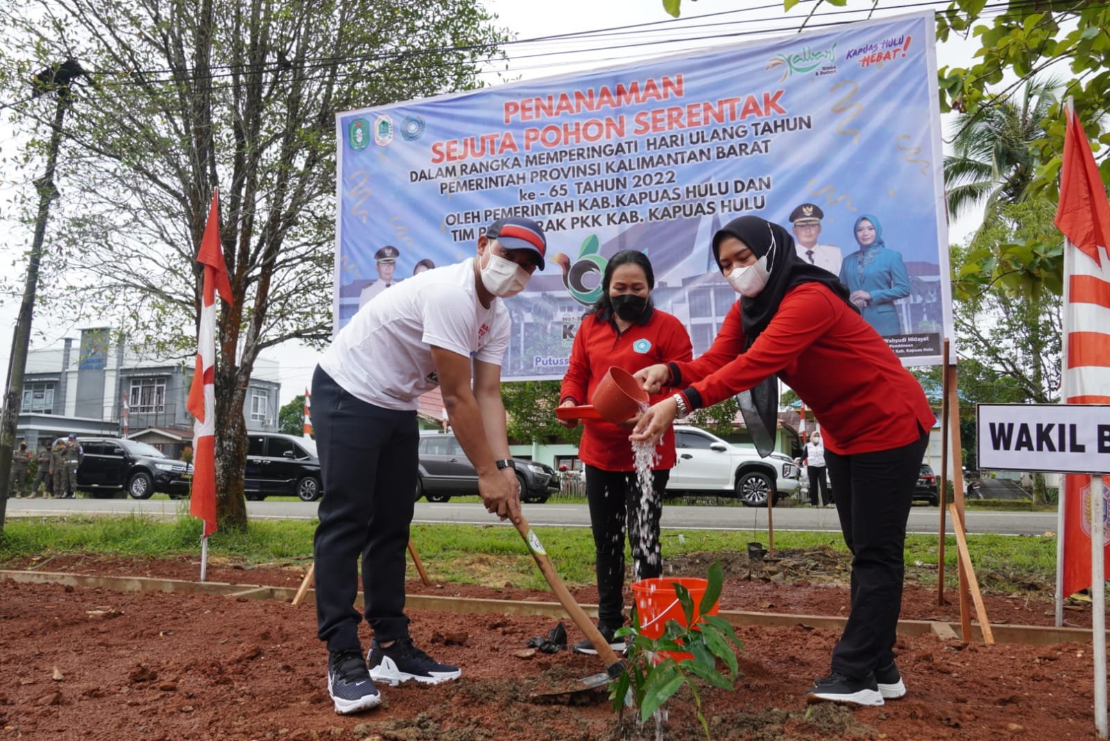 Wahyudi Hidayat menanam pohon di Kapuas Hulu
