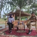 Enos Sapa Masyarakat dengan Bincang Santai