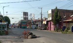 Jalan Rakutta Sembiring Rusak Hanya Ditutup Ban Bekas, Warga: Jangan Tunggu Ada Korban