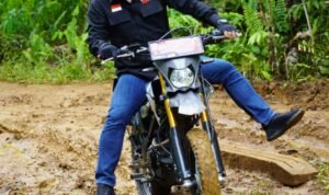 Gunakan Motor Trail, Wabup Kapuas Hulu Tinjau Desa Terpencil