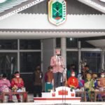 Gunakan Pakaian Adat, Bupati Kapuas Hulu Rayakan HUT ke-65 Pemprov Kalbar