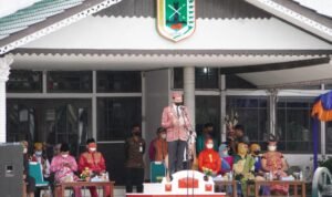 Gunakan Pakaian Adat, Bupati Kapuas Hulu Rayakan HUT ke-65 Pemprov Kalbar