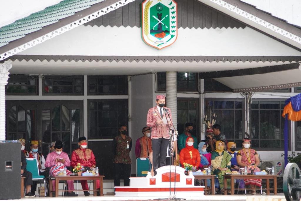 Gunakan Pakaian Adat, Bupati Kapuas Hulu Rayakan HUT ke-65 Pemprov Kalbar