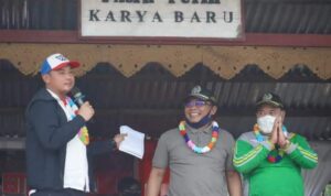 Wabup Kapuas Hulu Tutup Ajang Sepak Bola dan Bola Voli di Desa Karya Baru