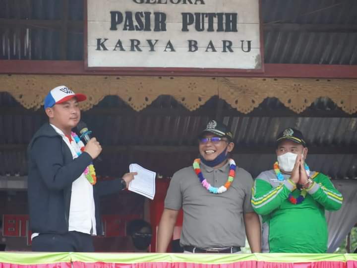 Wabup Kaluas Hulu Tutup Ajang Sepak Bola dan Bola Voli di Desa Karya Baru