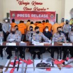 Kapolda Papua Barat Pimpin Konferensi Pers Pembakaran dan Pengrusakan THM Double O