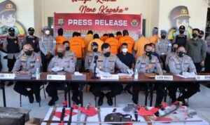 Kapolda Papua Barat Pimpin Konferensi Pers Pembakaran dan Pengrusakan THM Double O