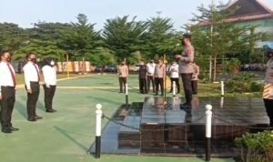 Kapolrestabes Palembang Berikan Reward Untuk Anggota Berprestasi