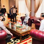 Tersentuh, Kapolda Sumsel Tuntun Mak Onah Ketemu Presiden RI