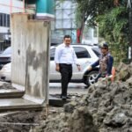 Topan Ginting : Hasil Pengorekan Drainase di Sisi Jalan Harus Dibersihkan