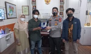 Dinilai Berhasil Pimpin Polres Lahat, Gemapela Beri Cinderamata Ke Kapolres Lahat