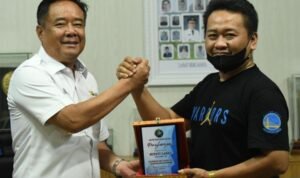 Pemkab Lahat Terima Plakat Penghargaan Rakernas IWO