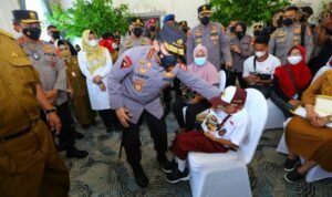 Tinjau Vaksinasi Serentak Seluruh Indonesia, Kapolri Instruksikan Akselerasi ke Lansia dan Anak-Anak