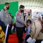 Kapolri Tinjau Vaksinasi Serentak Indonesia di Bandung, Ingatkan Syarat Wajib Laksanakan PTM 100 Persen