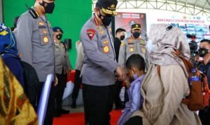 Kapolri Tinjau Vaksinasi Serentak Indonesia di Bandung, Ingatkan Syarat Wajib Laksanakan PTM 100 Persen