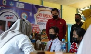 Bupati Kapuas Hulu Minta agar Orang Tua Dampingi Anak Saat Vaksinasi