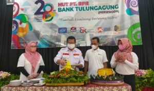 Potong Tumpeng Warnai Ultah BPR Bank Tulungagung, Bupati Maryoto: Sangat Berkontribusi pada Pelaku UMKM