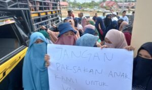 Tak Kunjung Ditemui, Massa Aksi ‘Pemaksaan Vaksinasi’ Tertahan di Gerbang DPRK Aceh Utara