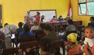 Tingkatkan Capaian Vaksinasi Anak, Kapolsek Fakfak Barat Edukasi Orang Tua Siswa