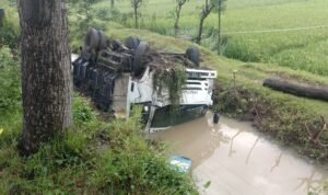 Kronologi Truk Muatan Pasir Masuk ke Sungai di Desa Jatimulyo Tulungagung