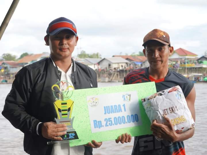 Wabup Kapuas Hulu Tutup Lomba Bidar Sampan di Sungai Bunut