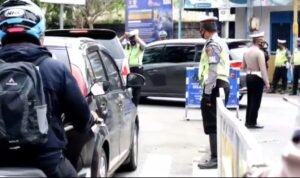 Dukung PPKM Level 2 di Bandung Barat, Polres Cimahi Berlakukan Sistem Ganjil-Genap di Lembang