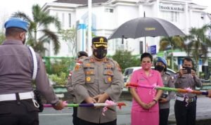 Kedatangan Kapolres Kapuas Hulu yang Baru Disambut Tradisi Adat Dayak