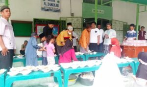 Subhanallah Jumat Berkah, Masjid Al-Barokah Bagi Makanan Gratis