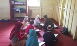 Mulai dari Ngajar Ngaji, Tenyata Ini yang Dilakukan Kapolsek Embaloh Hulu di Perbatasan RI-Malaysia